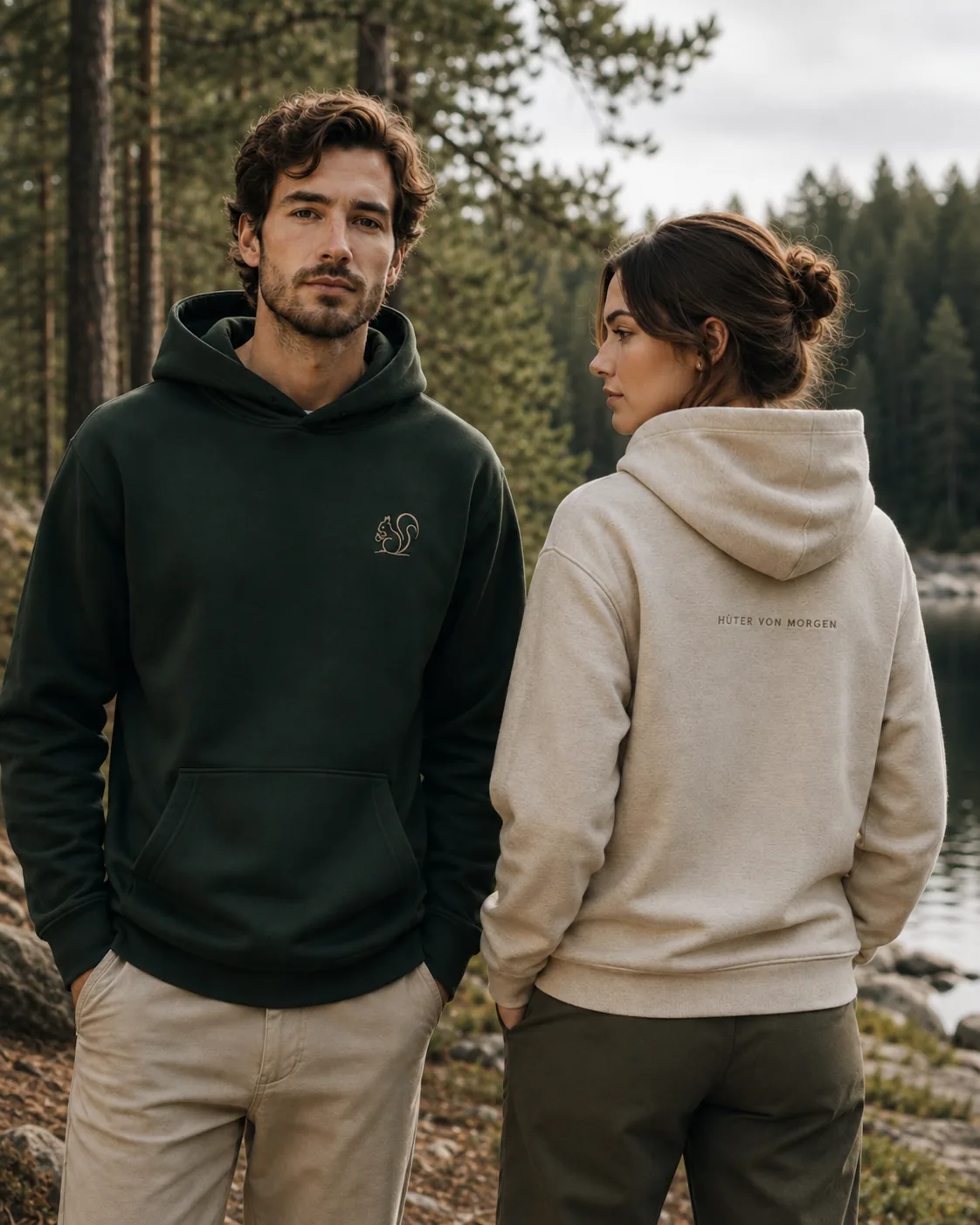 Zwei Personen am Waldsee in Eekättken Guardian Hoodies in Dunkelgrün und Naturbeige