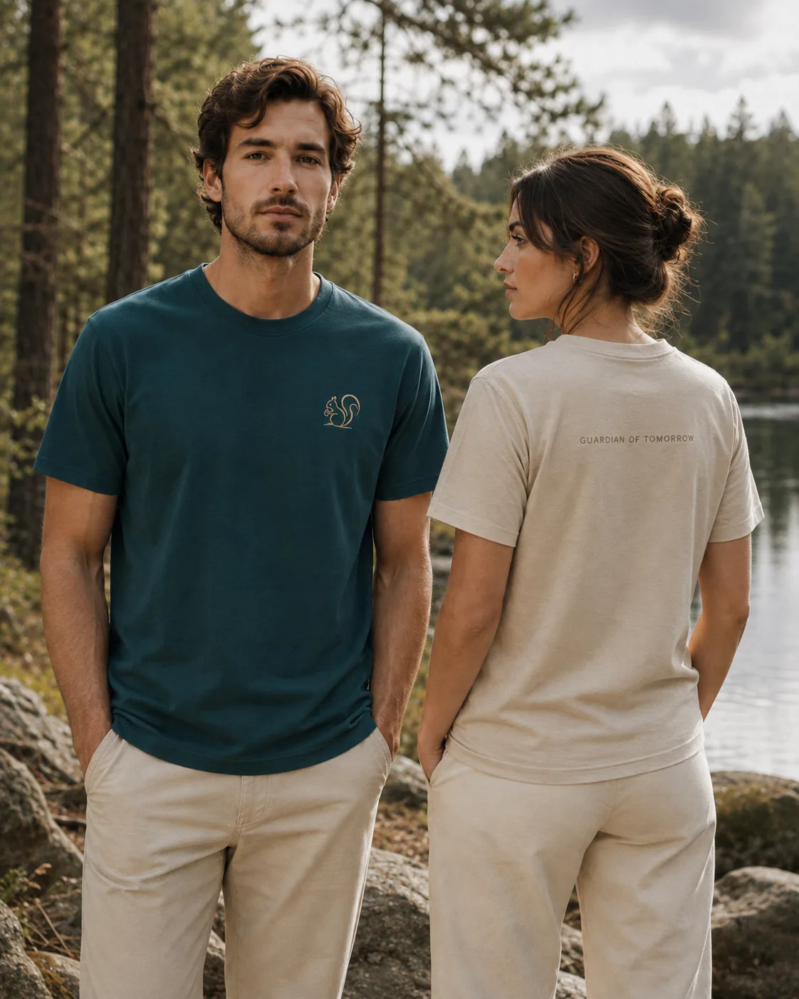 Zwei Personen am Waldsee im Guardian Tee in Petrol und Naturbeige